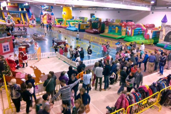 Fiesta con hinchables en un polideportivo